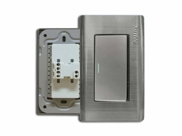 Interruptor  simple dado grande conmutador línea “EJECUTIVA” color metálico satinado diseño Italiano con indicador visual nocturno fotoluminicente marca “Opalux”